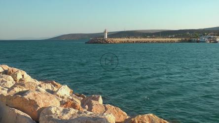 一名男子在海边的岩石山丘上探险[]