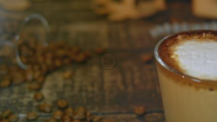 杯子里的咖啡[]