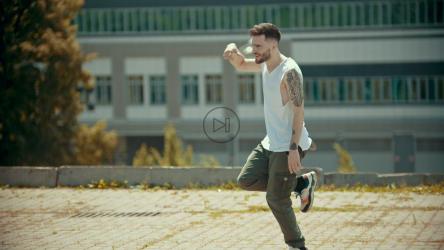 阳光明媚的日子里，城里人在街上跳舞[]