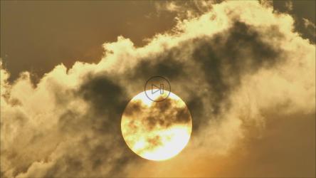 太阳在云层后面闪闪发光[]