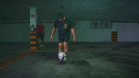 非常有天赋的足球自由手杂耍球[免费商用]