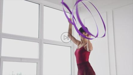 丝带体操运动员在练习课上[]