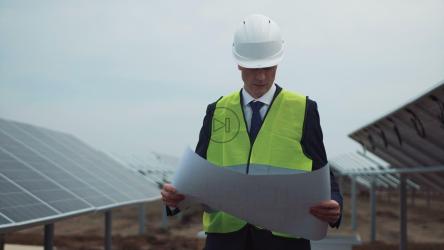 一个商人在户外查看蓝图[4K]