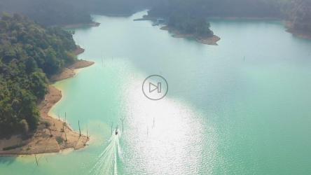 阳光明媚的日子里在海湾里行驶的摩托艇[4K免费商用]