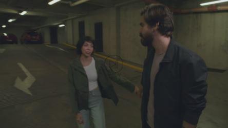 一对嬉戏的浪漫情侣穿过停车场[免费商用]