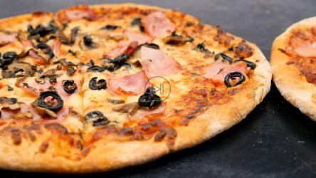 一排不同类型的披萨[]