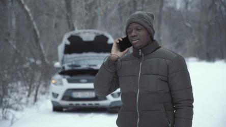 一名男子为一辆坏汽车打电话给汽车保险公司[4K]