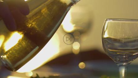 往玻璃杯里倒水[]