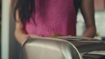 把面包放进烤面包机[免费商用]