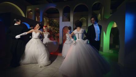 一群舞者在舞厅里旋转[]