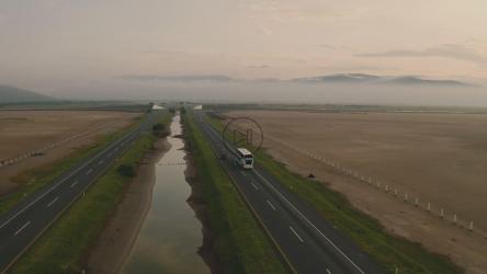 高速公路上的公共汽车和汽车[免费商用]