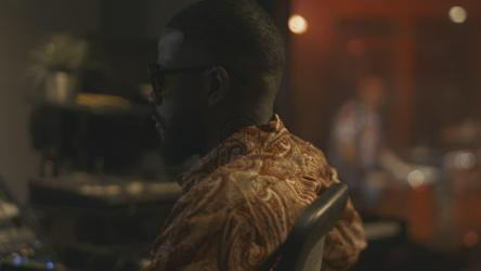 制作人在录音室录制鼓手[4K免费商用]