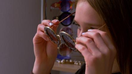 青少年试戴圆形太阳镜[]