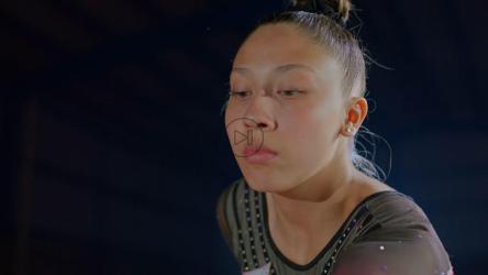 年轻体操运动员伸展身体的表情[免费商用]