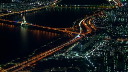 夜晚被大城市包围的大河[4K]