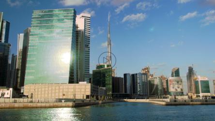 从船上俯瞰迪拜城市天际线[4K]