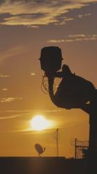 日落时灯塔的剪影[免费商用竖屏]