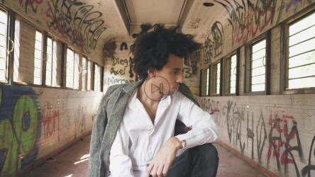 被遗弃公交车上的男子[免费商用]