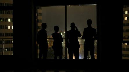 人们在城市夜景下交谈的剪影[4K]