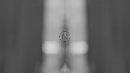 Man reflecting in a piece of a broken mirror[免费商用]