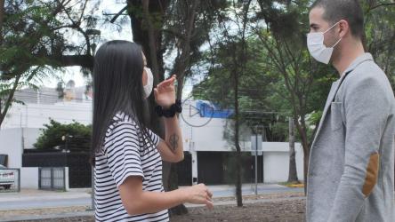 一名女子给一名戴口罩的男子指路[免费商用]