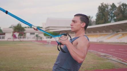 Strong man exercising with straps[免费商用]