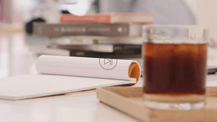 一个人在咖啡店的笔记本上写字[免费商用]