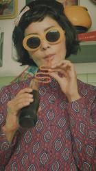 Woman with old fashion style drinking coke[免费商用竖屏]