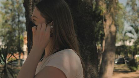 戴着口罩散步的女人[免费商用]