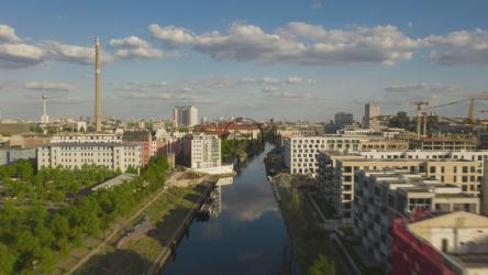 飞越柏林运河的快速飞行[]