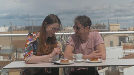 一对夫妇在城市咖啡馆享用蛋糕[4K]