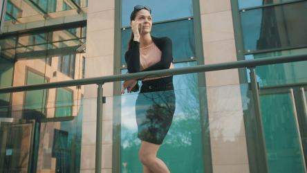 有进取心的女人接电话[]