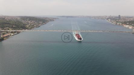 一艘货船从一座大桥下驶过[4K]