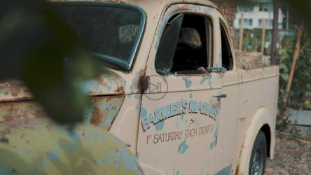 一辆旧卡车停在一个农民'；s市场[免费商用]