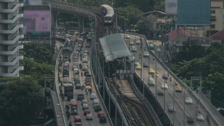 铁路和公路交通[]