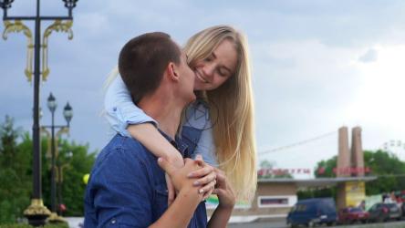 一对恩爱的情侣在街上拥抱[]