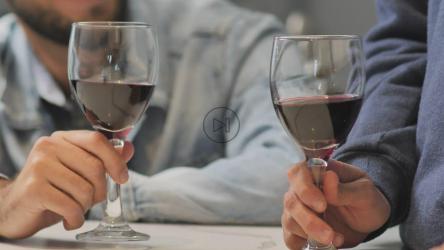 在LGBTQ人群中举杯祝酒；s日期[免费商用]