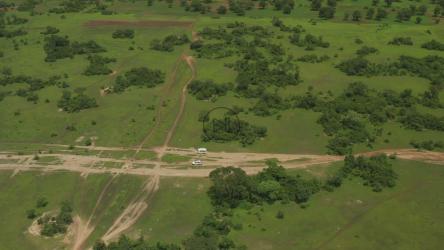 两辆汽车在干涸的路上行驶[4K]