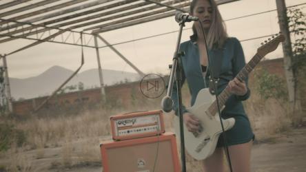 女孩在荒地里弹吉他[4K免费商用]