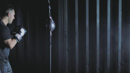 拳击手用拳击进行训练[免费商用]