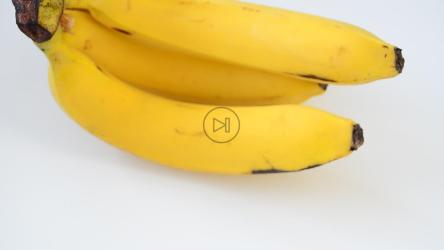 白底香蕉，旋转镜头[]