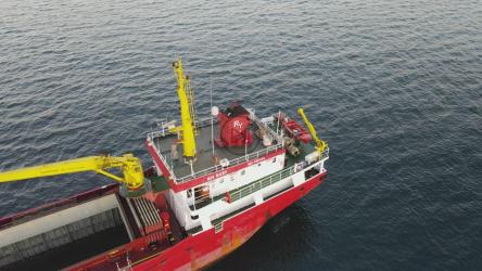 从空中看在公海航行的货船[4K]