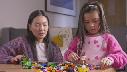 一位母亲与女儿玩耍的时间流逝[免费商用]