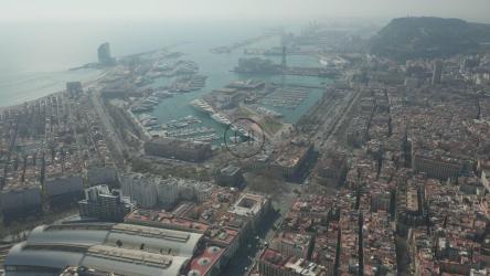 巴塞罗那码头附近的航空旅行[4K]