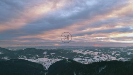 落日的光芒照亮了山间的云彩[4K]