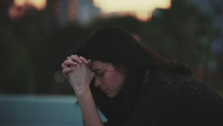 忧心忡忡的女人，户外[4K免费商用]