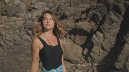 Woman removes wrap on the beach[免费商用]