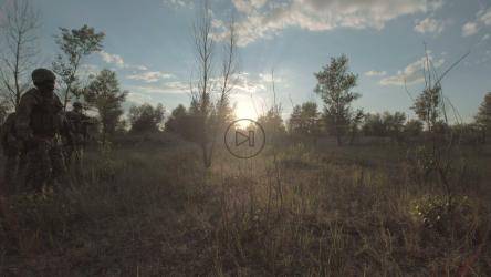 穿过田野的士兵[4K]