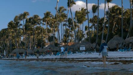 热带旅游海滩，倾斜拍摄[]