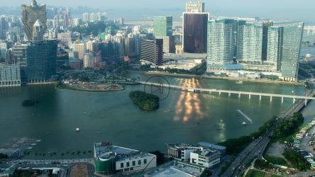 有河的现代城市，航拍[4K]